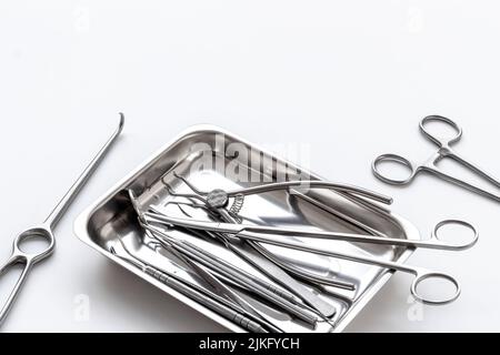 Zahnärztliche oder chirurgische Instrumente in Stahltablett am Arzttisch Stockfoto