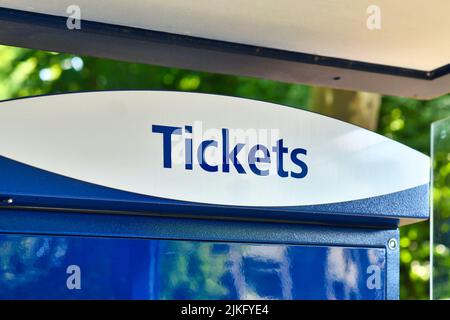 Wort „Ticket“ am Ticketautomaten für öffentliche Verkehrsmittel Stockfoto