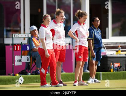 Die Engländerin Jamie Lea Winch, Natalie Chestney und Sian Honnor beim Dreierspiel der Frauen im Victoria Park am fünften Tag der Commonwealth Games 2022 in Birmingham. Bilddatum: Dienstag, 2. August 2022. Stockfoto