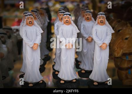 Arabische Männer Figuren tragen traditionelle nationale Kleidung als Souvenir oder Geschenk aus Ländern des Nahen Ostens Stockfoto