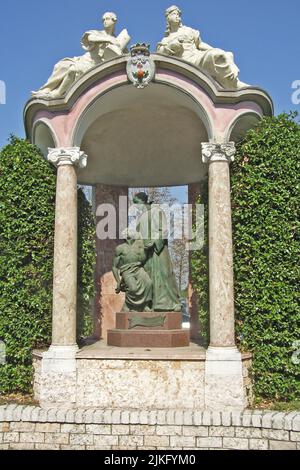 L’edificio, anticamente di proprietà delle dame inglesi di Cosway del Collegio di Lodi, Fu acquistato dall’Ordine dei Fatebenefratelli nel 1892. Dopo i lavori di adattamento della casa, iniziati nell’autunno del 1893, il 19 maggio 1894 il Prefetto di Milano emanava un decreto che autorizzava i Fatebenefratelli all’apertura di un manicomio privato maschile. Il numero dei pazienti aumentava progressivamente con il passare degli anni, fino a raggiungere il suo massimo nel 1960 con 1306 pazienti. Stockfoto