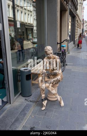 Gent, Belgien - 13. Juli 2018: Ein geschmückter weiblicher Mannikin am Eingang des Tattoo-Studios Stockfoto