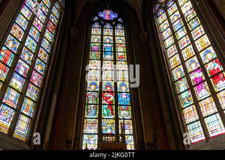 Gent, Belgien - 13. Juli 2018: Die Buntglasfenster, das Innere der St. Michaelskirche Stockfoto