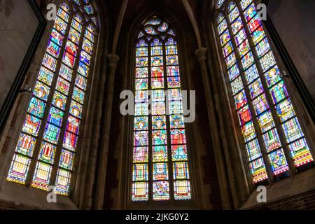 Gent, Belgien - 13. Juli 2018: Die Buntglasfenster, das Innere der St. Michaelskirche Stockfoto