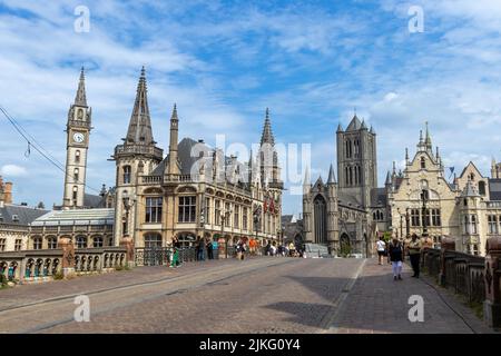 Gent, Belgien - 13. Juli 2018: Die Michaelisbrücke und die historische Innenstadt von Gent Stockfoto