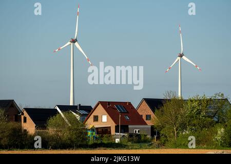 23.04.2022, Deutschland, Niedersachsen, Barenburg - Siedlung mit Einfamilienhäusern auf dem Land. 00A220423D541CAROEX.JPG [MODELLVERSION: NICHT AP Stockfoto