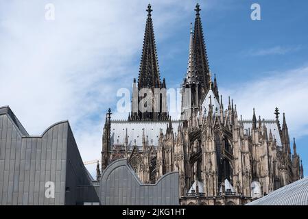 03.06.2022, Deutschland, Nordrhein-Westfalen, Köln - Kölner Dom hinter den Dächern und der Fassade des Museums Ludwig. 0JL220603D002CAROEX.JPG Stockfoto