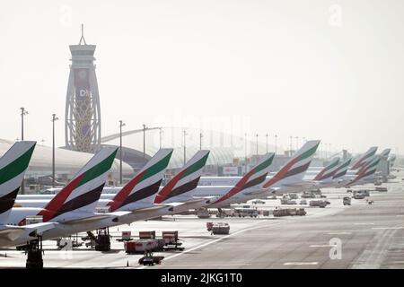 27.03.2022, Vereinigte Arabische Emirate, , Dubai - Emirates Airways Flugzeuge vor dem Dubai International Airport Terminal geparkt. 00S220327D218CAROEX Stockfoto