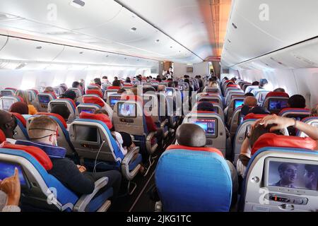 27.03.2022, Türkei, , Istanbul - Passagiere und Flugbegleiter in einer Flugzeugkabine von Turkish Airlines. 00S220327D221CAROEX.JPG [MODELLVERSION: NEIN, PR Stockfoto