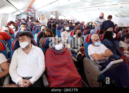 27.03.2022, Türkei, , Istanbul - Passagiere in einer Flugzeugkabine von Turkish Airlines. 00S220327D220CAROEX.JPG [MODEL RELEASE: NO, PROPERTY RELEASE: NO (C) Stockfoto