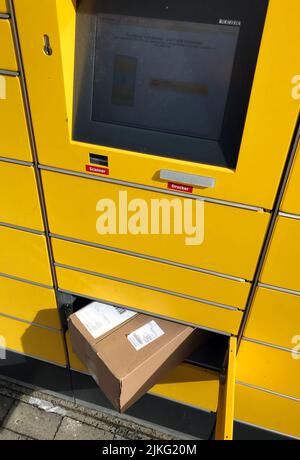 09.04.2022, Deutschland, Berlin, Berlin - Paket in einem offenen Fach einer Paketabholstelle des Versanddienstleisters DHL. 00S220409D274CARO Stockfoto