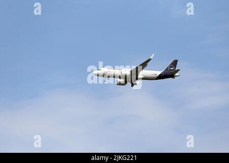 01.05.2022, Deutschland, Niedersachsen, Hannover - A320 der Lufthansa im Flug. 00S220501D414CAROEX.JPG [MODEL RELEASE: NO, PROPERTY RELEASE: NO (c) caro im Stockfoto