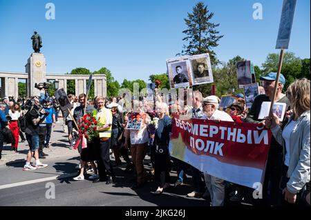 09.05.2022, Deutschland, Berlin, Berlin - Europa - Menschen, die meisten von ihnen Teil der russischen Gemeinschaft emigrierten und in Berlin lebten, halten Fotos hoch Stockfoto