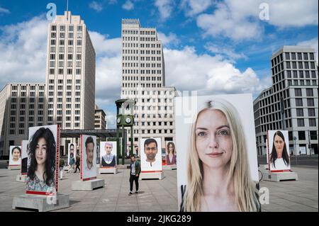 22.05.2022, Deutschland, Berlin, Berlin - Europa - Kunstinstallation die Deutschen des 21.. Jahrhunderts von dem italienischen Fotografen und Kreativdirektor Oliviero Stockfoto