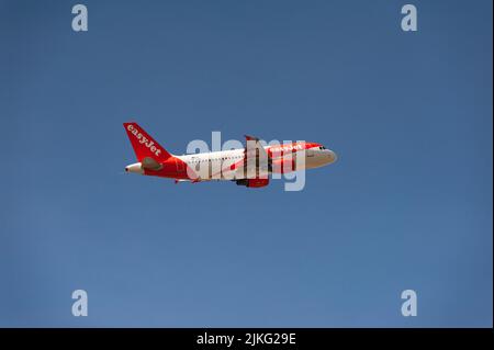 03.06.2022, Deutschland, Berlin, Berlin - Europa - ein easyJet Airbus A319-100 Passagierflugzeug mit Zulassung OE-LQQ, das ab Berlin Brandenbu abfliegt Stockfoto