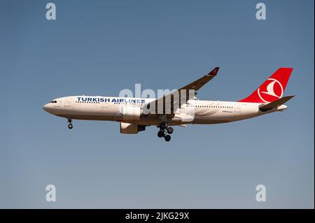 18.06.2022, Deutschland, Berlin, Berlin - Europa - ein Airbus A330-200 Passagierflugzeug von Turkish Airlines mit der Registrierung TC-JIR auf dem Weg nach Berli Stockfoto