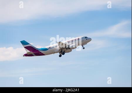 03.06.2022, Deutschland, Berlin, Berlin - Europa - ein Airbus A319 Passagierflugzeug von Eurowings mit der Registrierung D-ABGP ab Berlin Brandenb Stockfoto