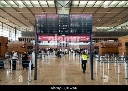 03.06.2022, Deutschland, Berlin, Berlin - Europa - eine Innenaufnahme zeigt Flugreisende vor den Check-in-Schaltern im Terminal 1 von Berlin-Brandenburg Stockfoto