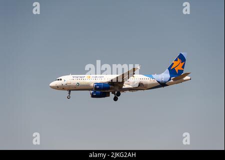 18.06.2022, Deutschland, Berlin, Berlin - Europa - ein Israir Airbus A320-200 Passagierflugzeug mit Registrierung 4X-ABS auf dem Weg nach Berlin Brandenburg Stockfoto