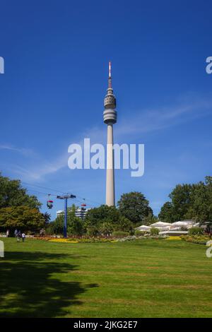 22.05.2022, Deutschland, Nordrhein-Westfalen, Dortmund - Westfalenpark Dortmund mit Seilbahn vor Fernsehturm Florian. 00X210814D050CAROE Stockfoto