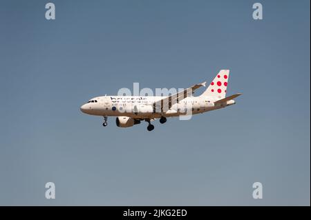 18.06.2022, Deutschland, Berlin, Berlin - Europa - ein Airbus A319-100 Passagierflugzeug von Brussels Airlines mit der Registrierung OO-SSU auf dem Weg nach Berl Stockfoto