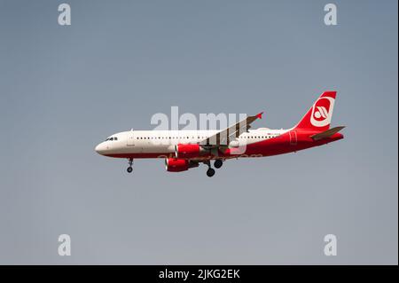 18.06.2022, Deutschland, Berlin, Berlin - Europa - ein Airbus A320-200 Passagierflugzeug von Sundair mit der Registrierung D-ASGK und in der ehemaligen Lackierung Stockfoto