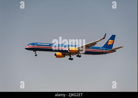 18.06.2022, Deutschland, Berlin, Berlin - Europa - ein Icelandair-Passagierflugzeug des Typs Boeing 757-300 mit Registrierung TF-ISX auf dem Weg nach Berlin Stockfoto