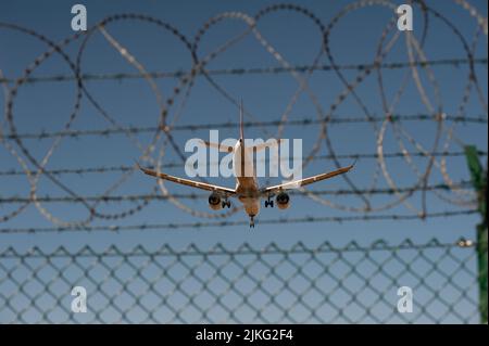 18.06.2022, Deutschland, Berlin, Berlin - Europa - ein Air France Airbus A220-300 Passagierflugzeug mit der Registrierung F-HZUF auf dem Weg nach Berlin Branden Stockfoto