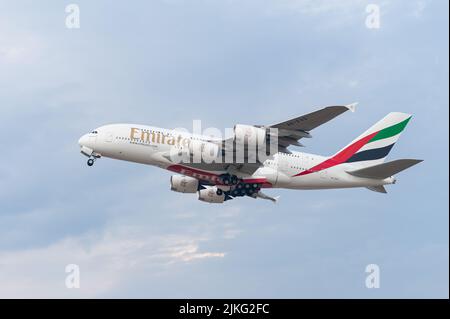 25.06.2022, Deutschland, Berlin, Berlin - Europa - ein Emirates Airline Airbus A380-800 Passagierflugzeug mit Registrierung A6-EVS am Start aus Berlin Stockfoto