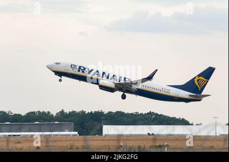 25.06.2022, Deutschland, Berlin, Berlin - Europa - Ein Passagierflugzeug von Malta Air - Ryanair in der Lackierung des irischen Ryanair vom Typ Boeing 737-800 mit Stockfoto