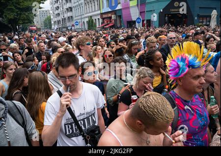 09.07.2022, Deutschland, Berlin, Berlin - Europa - Techno-Fans und Nachtschwärmer bei der Rave the Planet Parade, der Nachfolgerin der Love Parade, der Hauptstadt Stockfoto