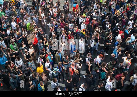 09.07.2022, Deutschland, Berlin, Berlin - Europa - Techno-Fans und Nachtschwärmer bei der Rave the Planet Parade, der Nachfolgerin der Love Parade, der Hauptstadt Stockfoto