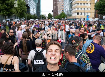 09.07.2022, Deutschland, Berlin, Berlin - Europa - Techno-Fans und Nachtschwärmer bei der Rave the Planet Parade, der Nachfolgerin der Love Parade, der Hauptstadt Stockfoto