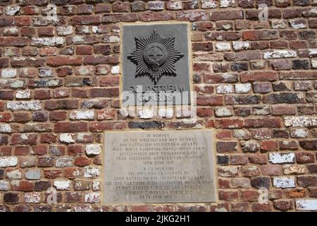 Braine-l'Alleud, Belgien - 14. Juli 2018: Eine Gedenktafel an die 2. Batallion Godstream Guards in der Hougoumont Farm Stockfoto