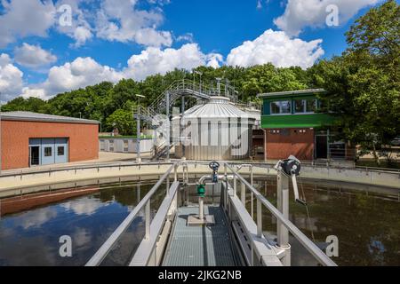 25.05.2022, Deutschland, Nordrhein-Westfalen, Voerde - Kläranlage Voerde, Abwasserbehandlung in der modernisierten Abwasserbehandlung p Stockfoto