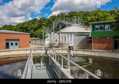 25.05.2022, Deutschland, Nordrhein-Westfalen, Voerde - Kläranlage Voerde, Abwasserbehandlung in der modernisierten Abwasserbehandlung p Stockfoto