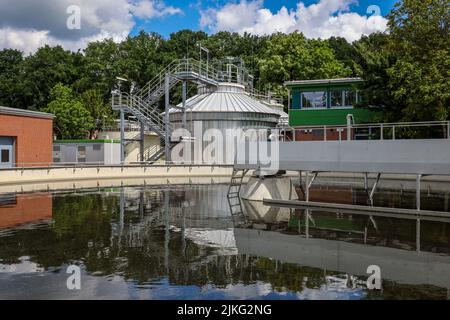 25.05.2022, Deutschland, Nordrhein-Westfalen, Voerde - Kläranlage Voerde, Abwasserbehandlung in der modernisierten Abwasserbehandlung p Stockfoto