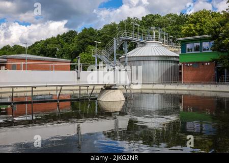 25.05.2022, Deutschland, Nordrhein-Westfalen, Voerde - Voerde Kläranlage, Abwasserbehandlung in der modernisierten Kläranlage. 00X220525D021CAROEX.JP Stockfoto