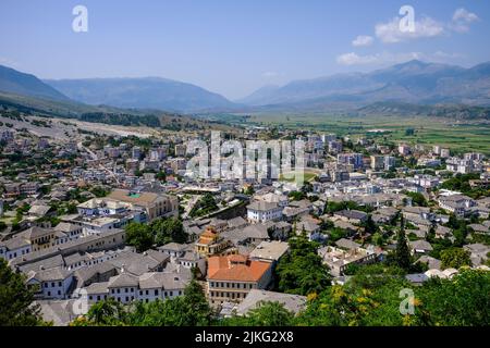 28.06.2022, Albanien, Gjirokastra, Gjirokastra - Bergstadt Gjirokastra, UNESCO-Weltkulturerbe. Blick auf die Stadt mit Bergen im Drinos-Tal. 0 Stockfoto