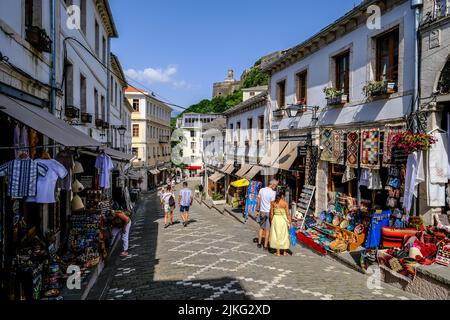 28.06.2022, Albanien, Gjirokastra, Gjirokastra - Touristen besuchen die historische Altstadt der Bergstadt Gjirokastra, UNESCO-Weltkulturerbe. Stockfoto