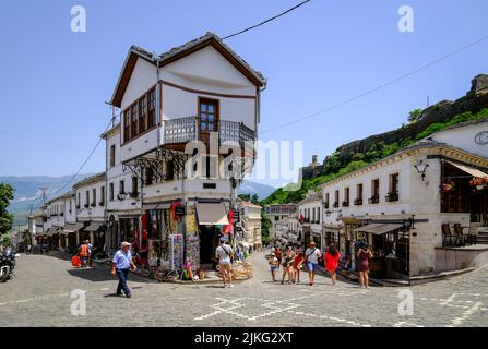 28.06.2022, Albanien, Gjirokastra, Gjirokastra - Touristen besuchen die historische Altstadt der Bergstadt Gjirokastra, UNESCO-Weltkulturerbe. Stockfoto
