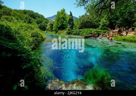 29.06.2022, Albanien, Muzina, Muzina - Touristen baden in der Syri i Kaltër, DAS BLAUE AUGE, ist die häufigste Quelle von Wasser im Land mit 6 m  Stockfoto