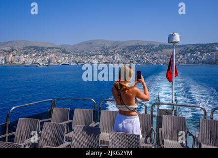 01.07.2022, Albanien, Saranda, Saranda - der Badeort Saranda an der albanischen Riviera. Fähre von Saranda nach Korfu Griechenland. 00X220701D064CARO.J Stockfoto
