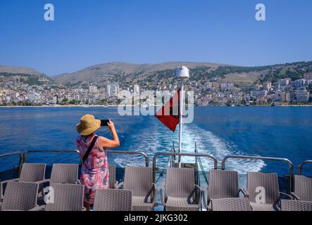 01.07.2022, Albanien, Saranda, Saranda - Badeort Saranda an der albanischen Riviera. Fähre von Saranda nach Korfu Griechenland. 00X220701D063CARO.JPG [MOD Stockfoto