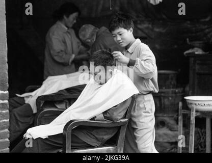 CHINA XIAN Friseur schneidet Kunden´s Haar Stockfoto
