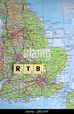 RTB, Right to Buy, in Scrabble Letters auf einer Karte von England geschrieben Stockfoto