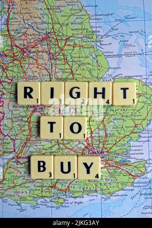 RTB, Right to Buy, in Scrabble Letters auf einer Karte von England geschrieben Stockfoto