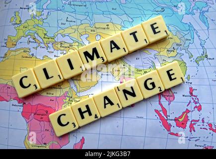 Klimawandel , die globale Erwärmung in Scrabble Letters auf einer Karte Stockfoto