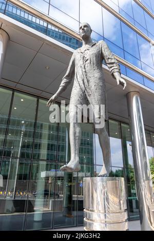 Brüssel, Belgien - 17. Juli 2018: Skulptur 'Stepping Forward' der niederländischen Künstlerin Hanneke Beaumont; in der Nähe des Lex-Gebäudes Stockfoto