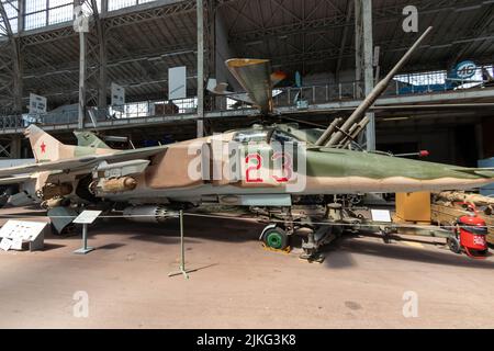 Brüssel, Belgien - 17. Juli 2018: Ein sowjetisches Kampfflugzeug Mikoyan-Gurevich MiG-23 Flogger im Königlichen Museum der Streitkräfte Stockfoto